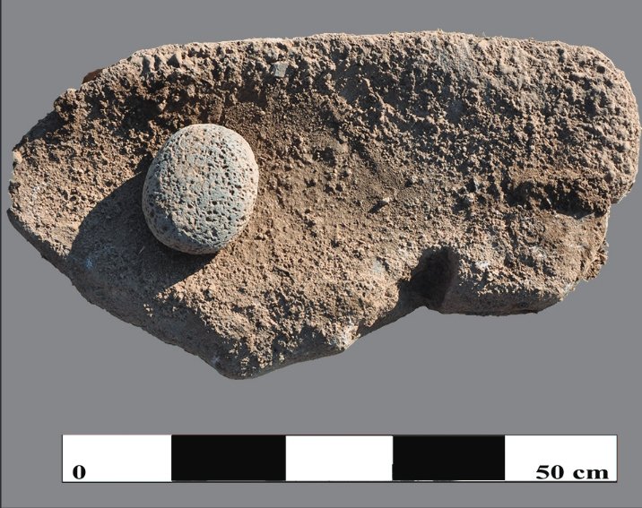Upper and lower grindstones from Ayanlar Höyük.