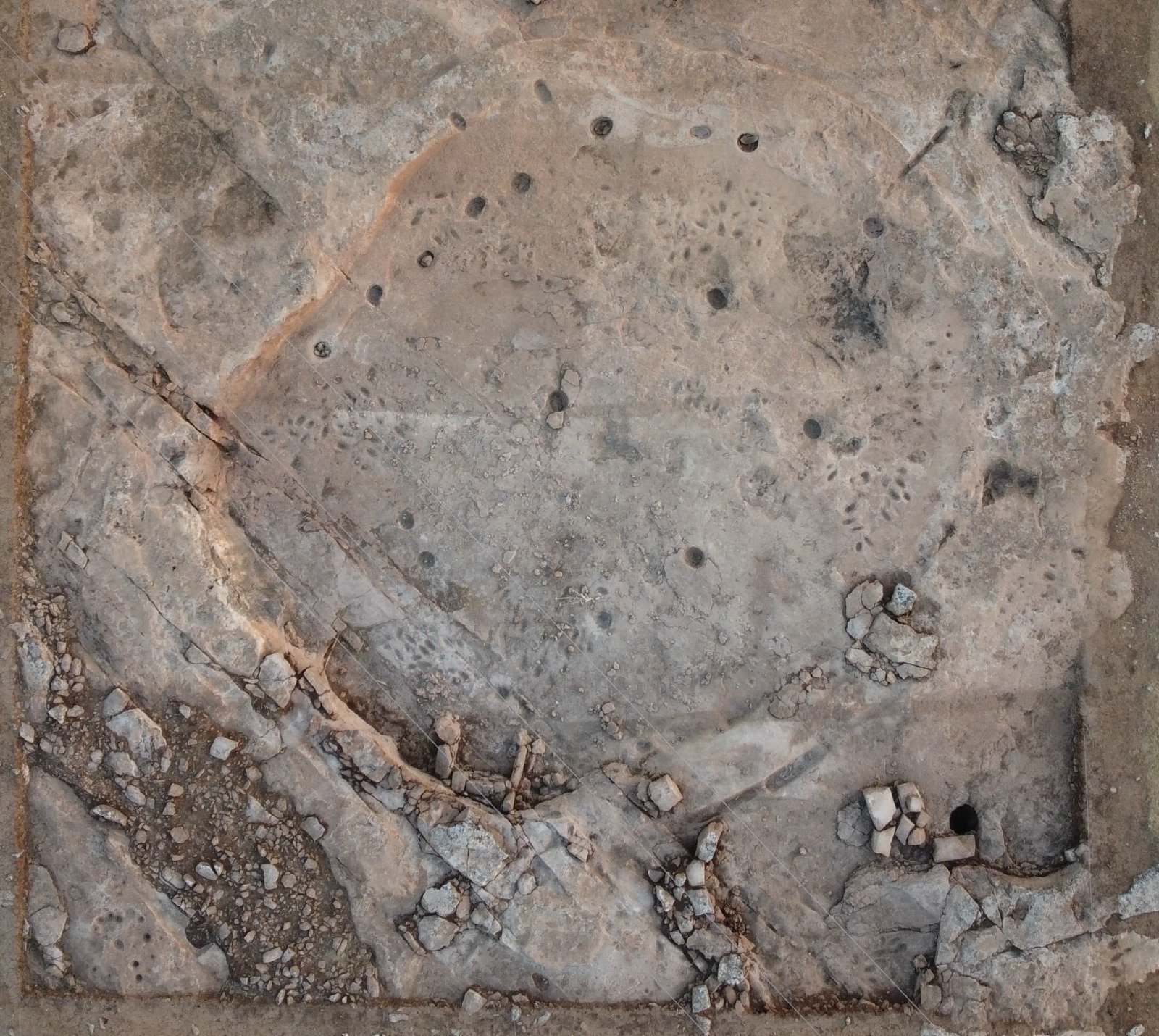 Building 10 at Çakmaktepe — a circular structure with its floor cut into the bedrock and postholes across the interior, seen from above.