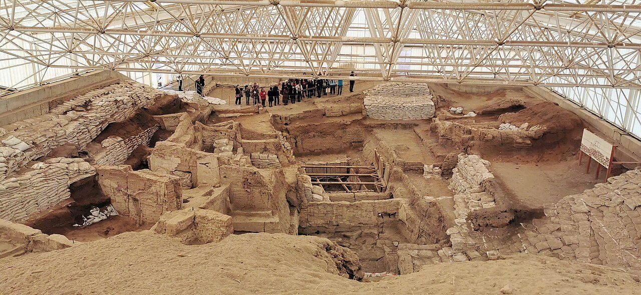 The excavated mud-brick houses of Çatalhöyük under their shelter, one of the sites Taş Tepeler is compared with
