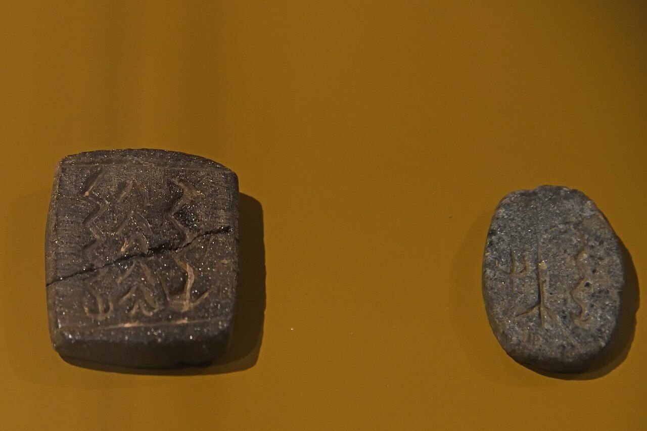 Small incised Neolithic ornamental stone objects in the Şanlıurfa Archaeology Museum
