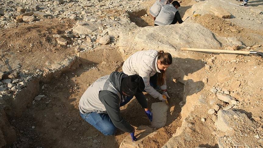 The Göbekli-style T-shaped pillars exposed on the Atatürk Dam shoreline near Kızılöz, in Adıyaman's Samsat district. Photo: Orhan Pehlül/AA.