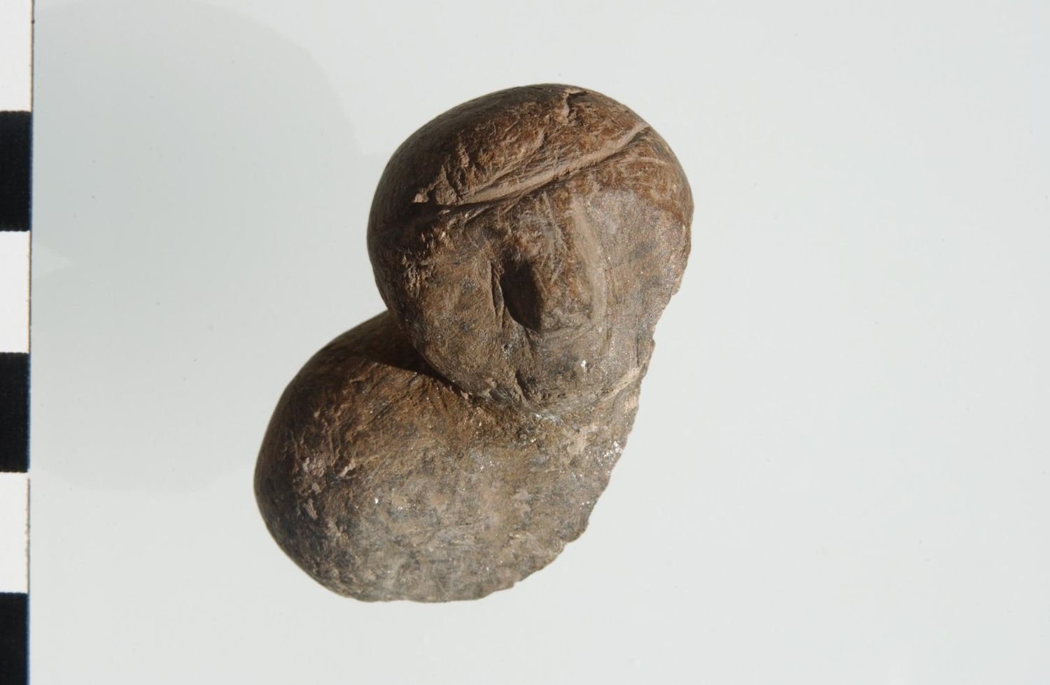A head-and-shoulder fragment of a small figurine, found on the surface of the tell in 2002 — possibly a piece of the same figurine type described by Dietrich and Schmidt.