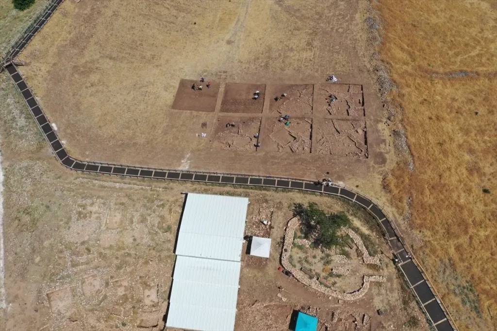 Later rectangular dwellings excavated at Göbekli Tepe