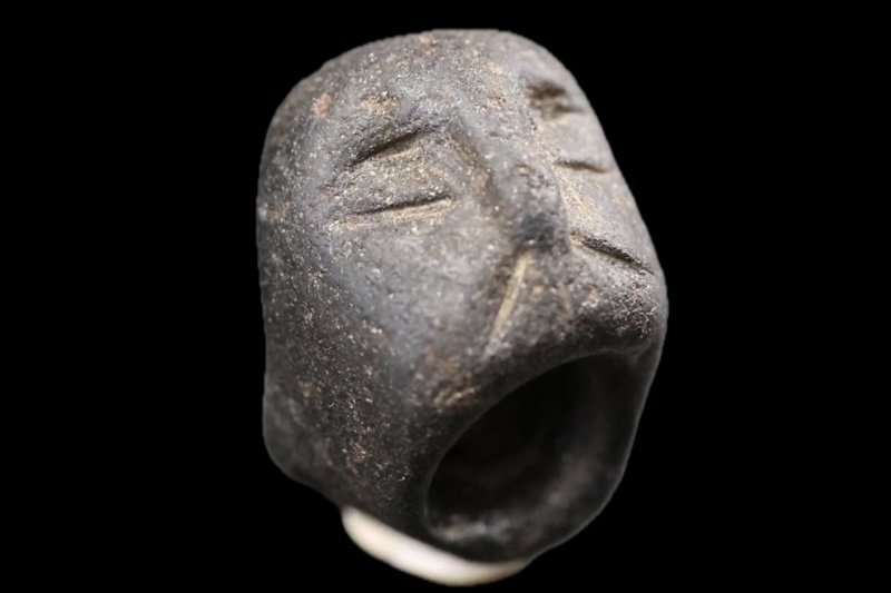 The Double-Faced Bead from Sefertepe