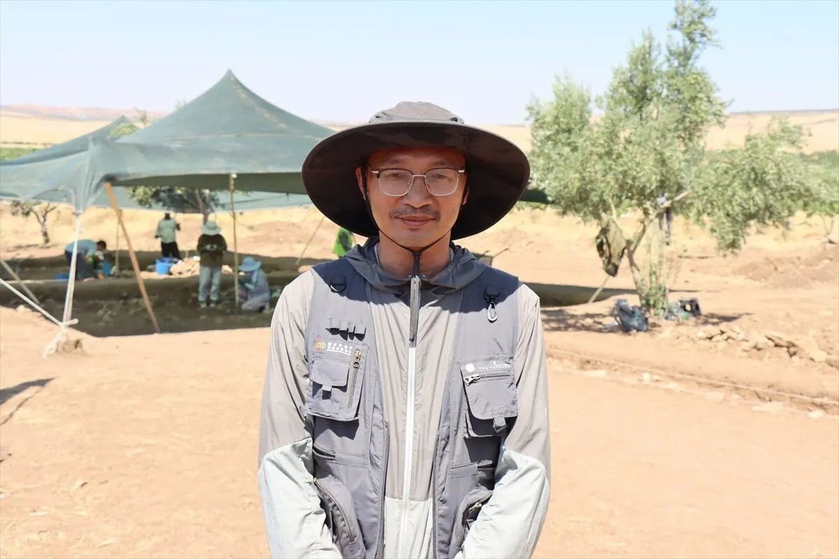 A member of the Chinese team at Yoğunburç, the Şanlıurfa mound where the People's Republic of China is running its first archaeological project in Türkiye.